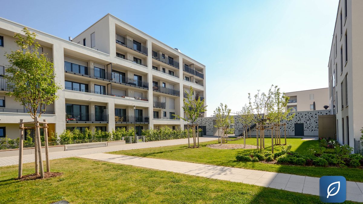 Cumul des aides à la rénovation énergétique en copropriété — résidence rénovée avec jardin et espaces verts communs, Renocopro