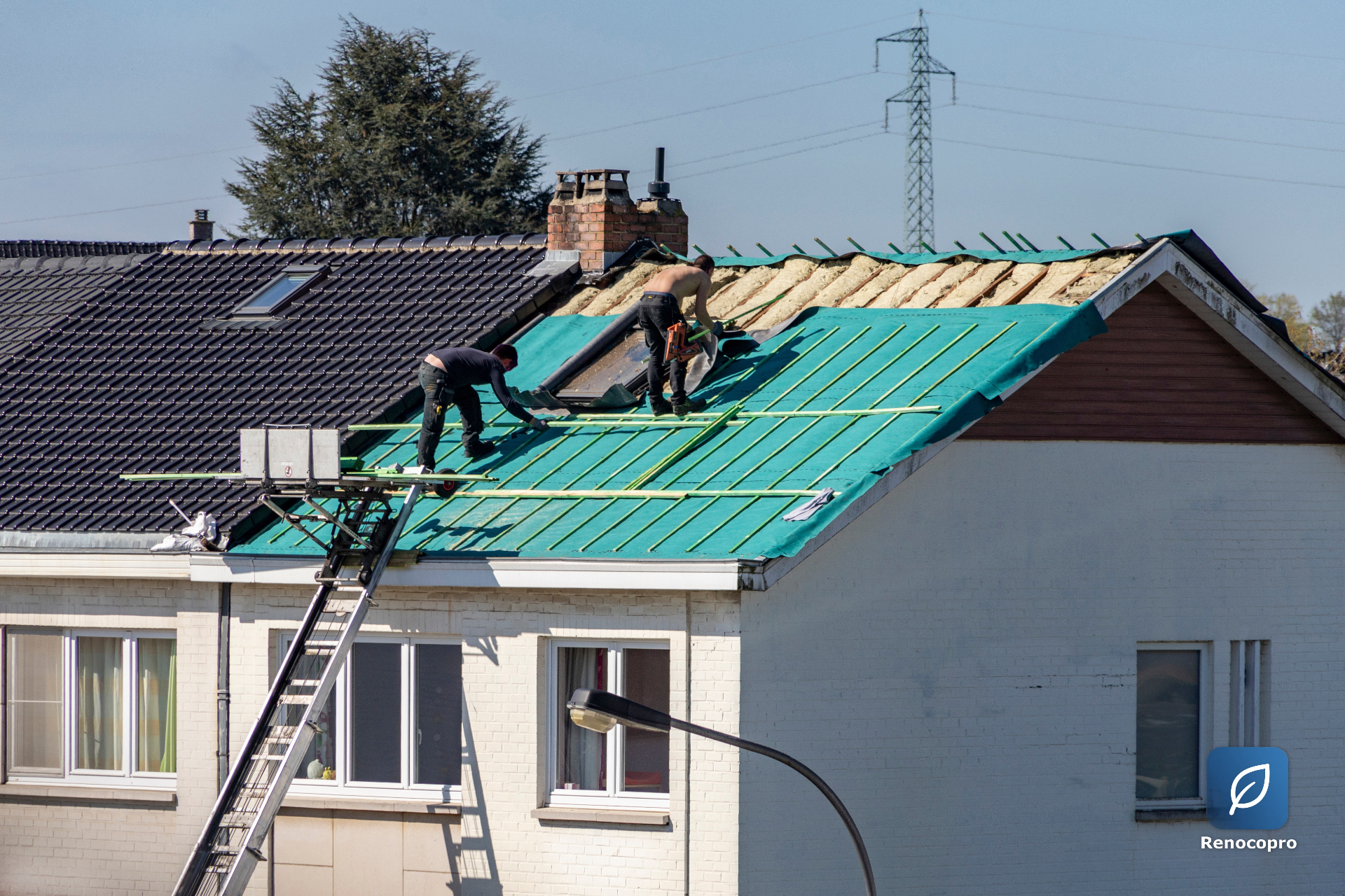 MaPrimeRénov' Copropriété - Renocopro — couvreurs rénovant la toiture et l'isolation d'un immeuble