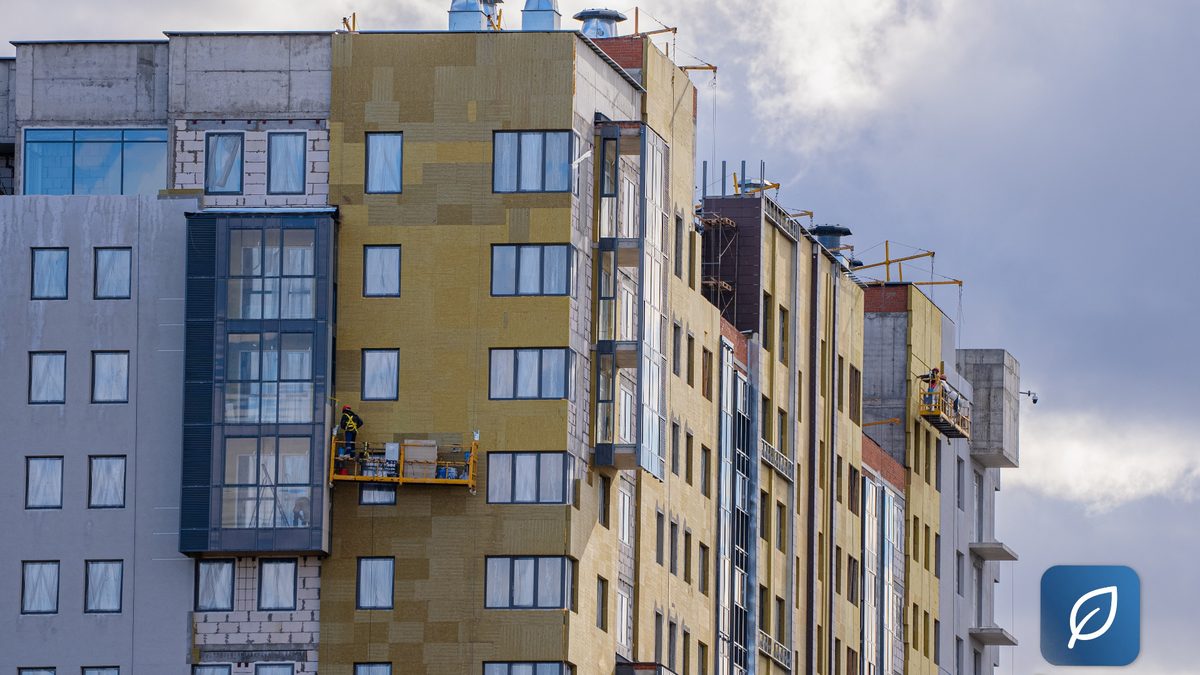 ITE en copropriété : pose d'isolant en façade sur nacelle, choix enduit ou bardage, Renocopro