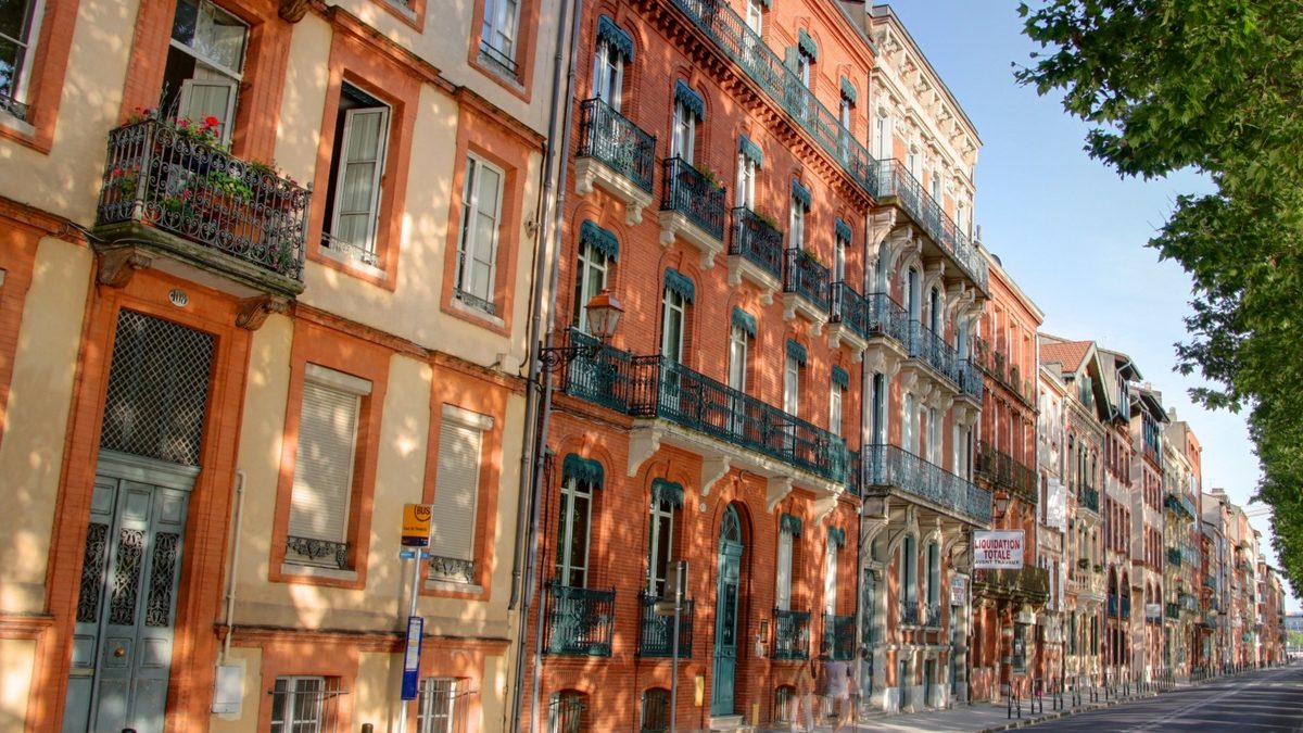 Coup de pouce CEE rénovation copropriété — façade d'immeuble ancien en brique, Renocopro