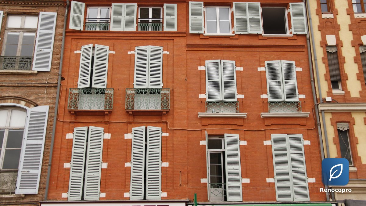Obligations des copropriétaires pour le vote des travaux de rénovation — façade d'immeuble toulousain en brique rouge avec volets, Renocopro