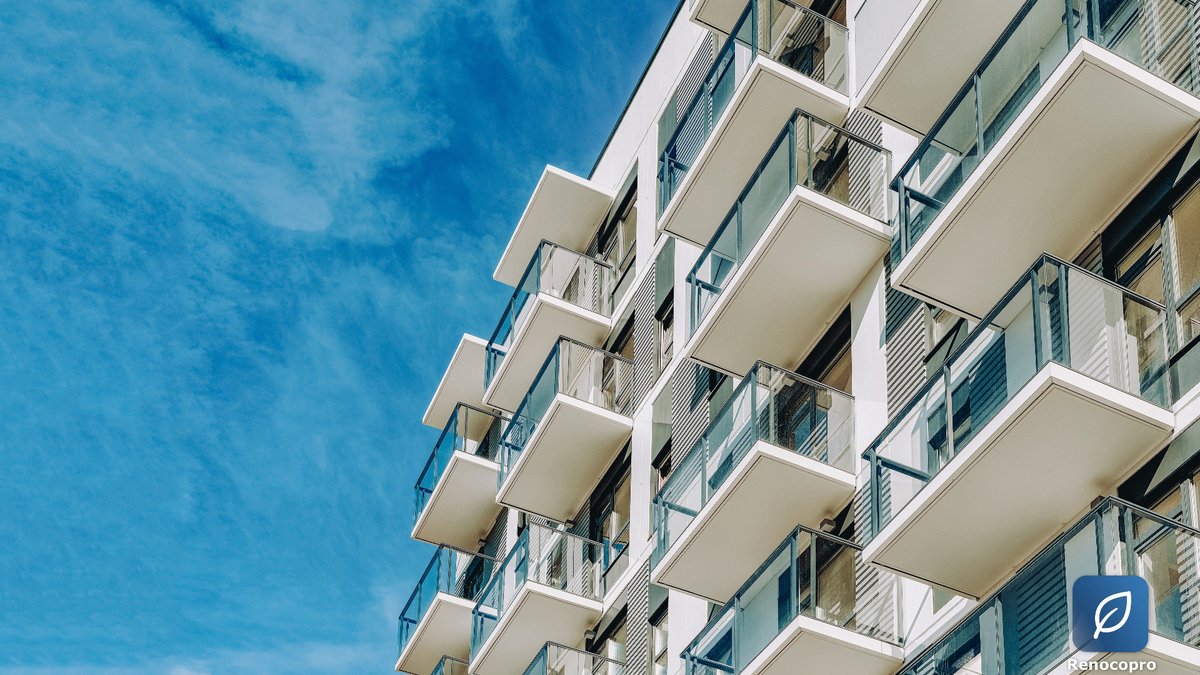 Diagnostic Technique Global (DTG) en copropriété — façade d'immeuble moderne avec balcons vitrés sous ciel bleu, Renocopro